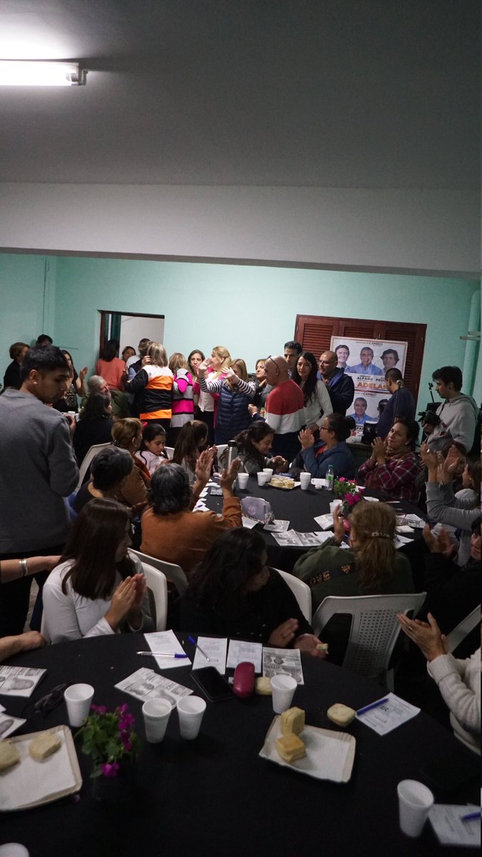 En los barrios "Los Cuarteles", "Echeverría" y "Modelo" también apuestan al #cambio. 

Pudimos compartir nuestras propuestas de gobierno junto a <a href="/Crispetersenok/">Cristian Petersen</a> @PediconeTodo. 
Lamentablemente el principal problema sigue siendo el de la inseguridad. 

#JxC