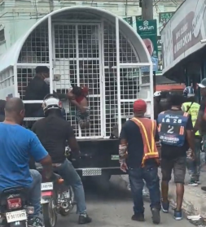 Une mère haitienne tenant désepérément son enfant au bras, alors qu'elle est enfermée à l'arrière d'un camion de l'immigration de la R dominicaine  après avoir été arrêtée en vue d'une expulsion vers Haiti. Leur crime? Être nés en Haiti.
#racistedominican #discrimationRD