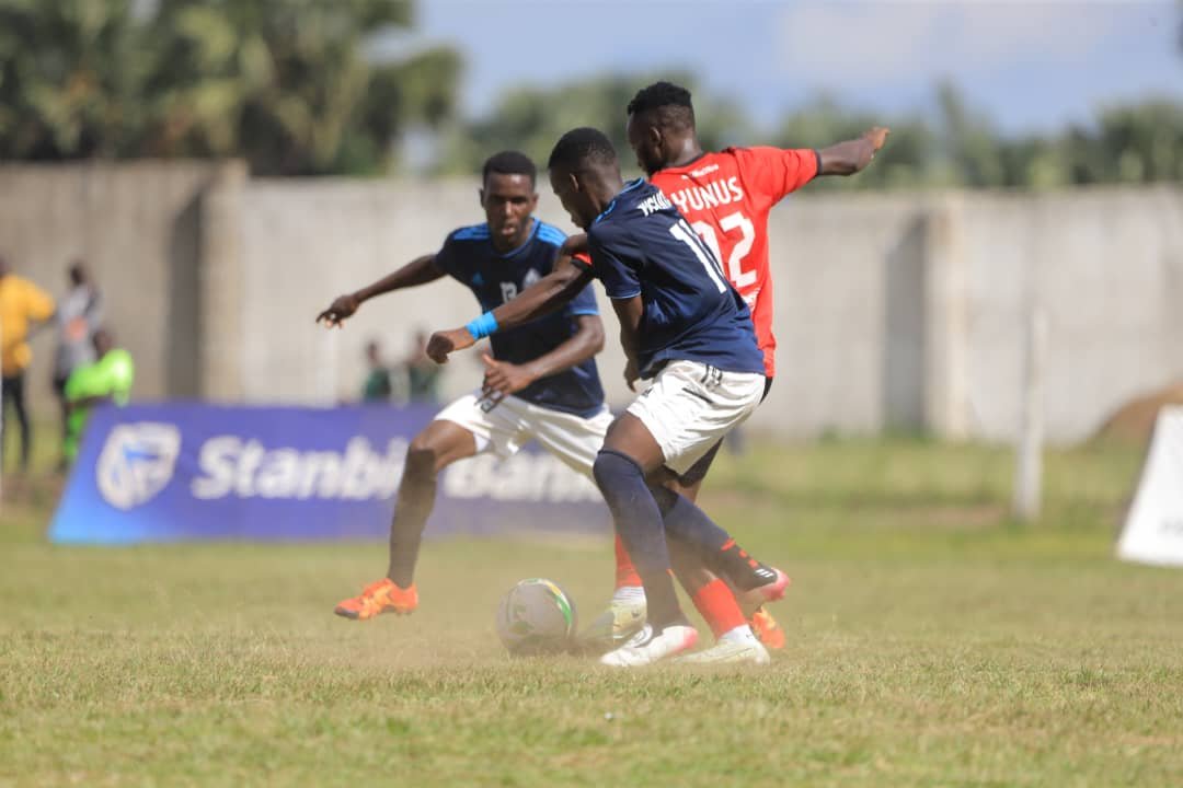 Past the hour mark, @VipersSC still have the heat in Lira under control. #StanbicUgandaCup | #UgCupFinal