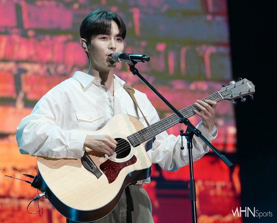 [Ms포토] 김재환 '기타연주와 함께' (출처 : MHN스포츠 | 네이버 TV연예) naver.me/5HEev0M2