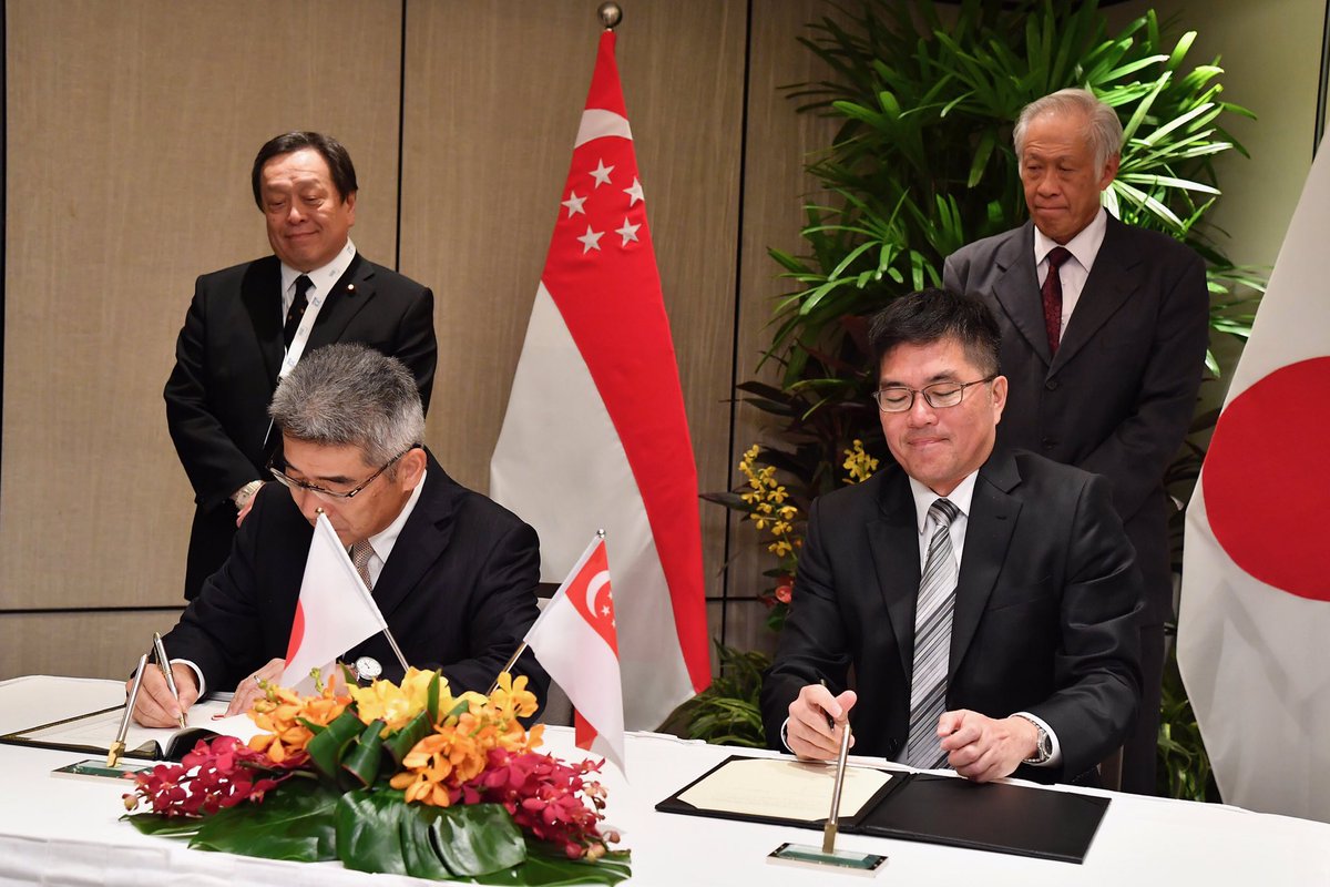 On Jun 3 #DMHamada, together with DM Ng of #Singapore, observed the signing of bilateral agreement concerning the transfer of defense equipment and technology. #JMOD/#JSDF further promotes defense exchanges with 🇸🇬 and accelerates discussions on defense equipment transfer. #SLD23