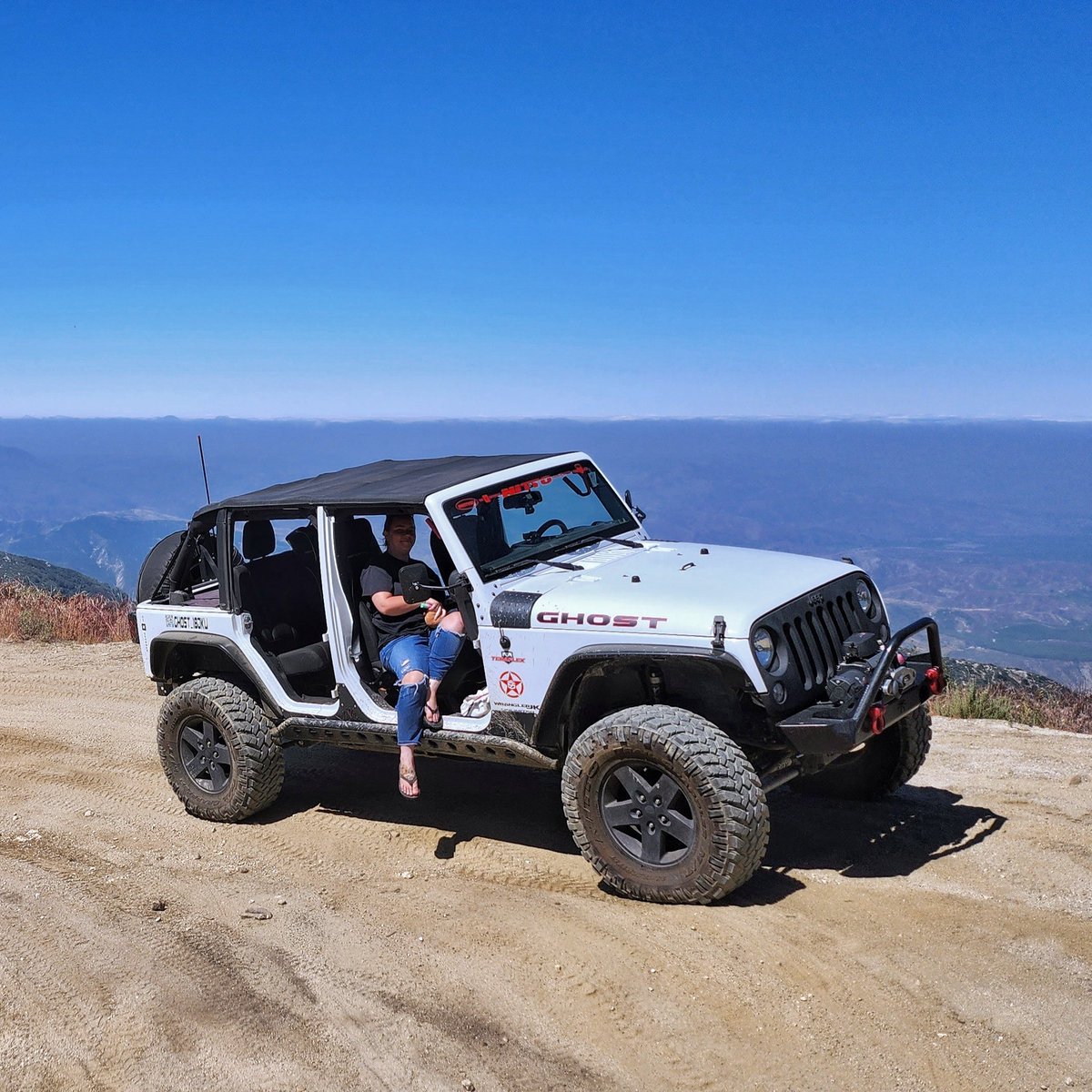 Now that's a view......

..... the background view is pretty cool too I guess! 😆

#Jeep #Jeepers #JeepWave #JeepLife #NittoTires #OffRoad #Adventures #SoCal

_OIIIIIIIO_
@Jeep | @THEJeepMafia | @NittoTire | @Pennzoil | @2fingeredsocie1