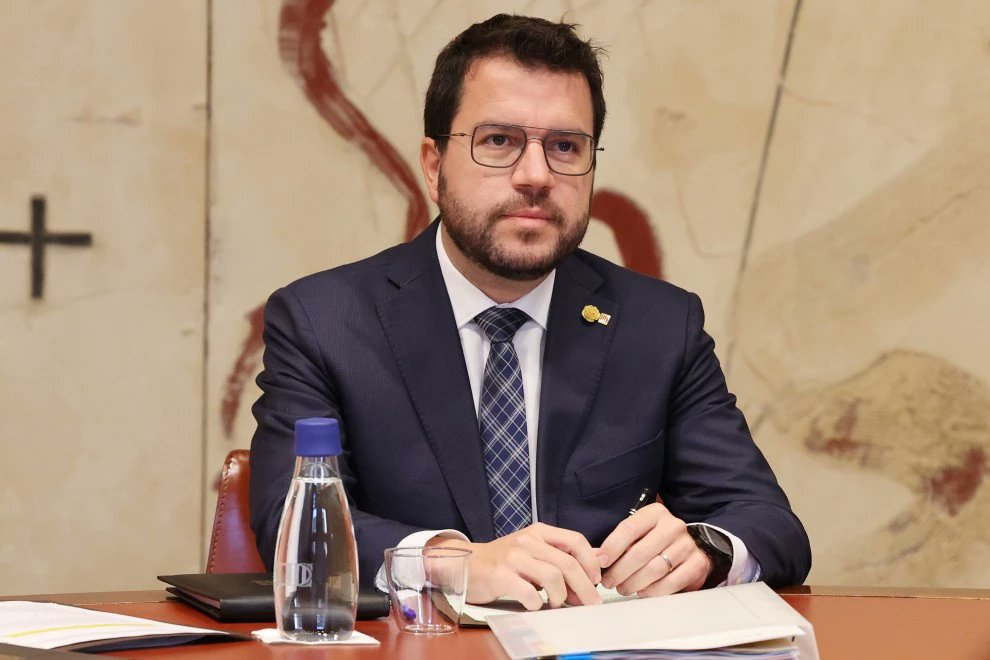 El Mossén (Junqueras) i el Cigronet (Aragonés) s'han fotut una hòstia bíblica. La Taula de Diàleg, l'Acord de Claredat, la Capacitat Negociadora amb Madrid i Ampliar la Base, quatre coses que s'huran de fotre al cul, però dos culs, dos forats. On es fotran les 2 coses que sobren?