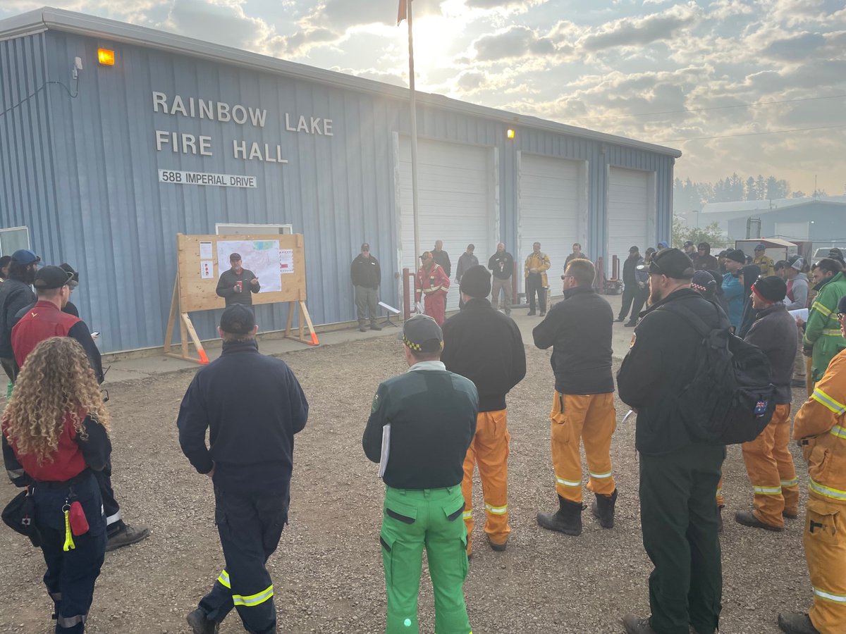 NIFC_Fire's tweet photo. The U.S. continues to mobilize wildland firefighting resources in response to requests from Canada. The U.S. has sent over 500 federal and over 100 state and local wildfire personnel.

Canada is at PL 5 and has 322 active fires, with 168 out of control. @CIFFC #wildfire https://t.co/WKOY7beeTQ