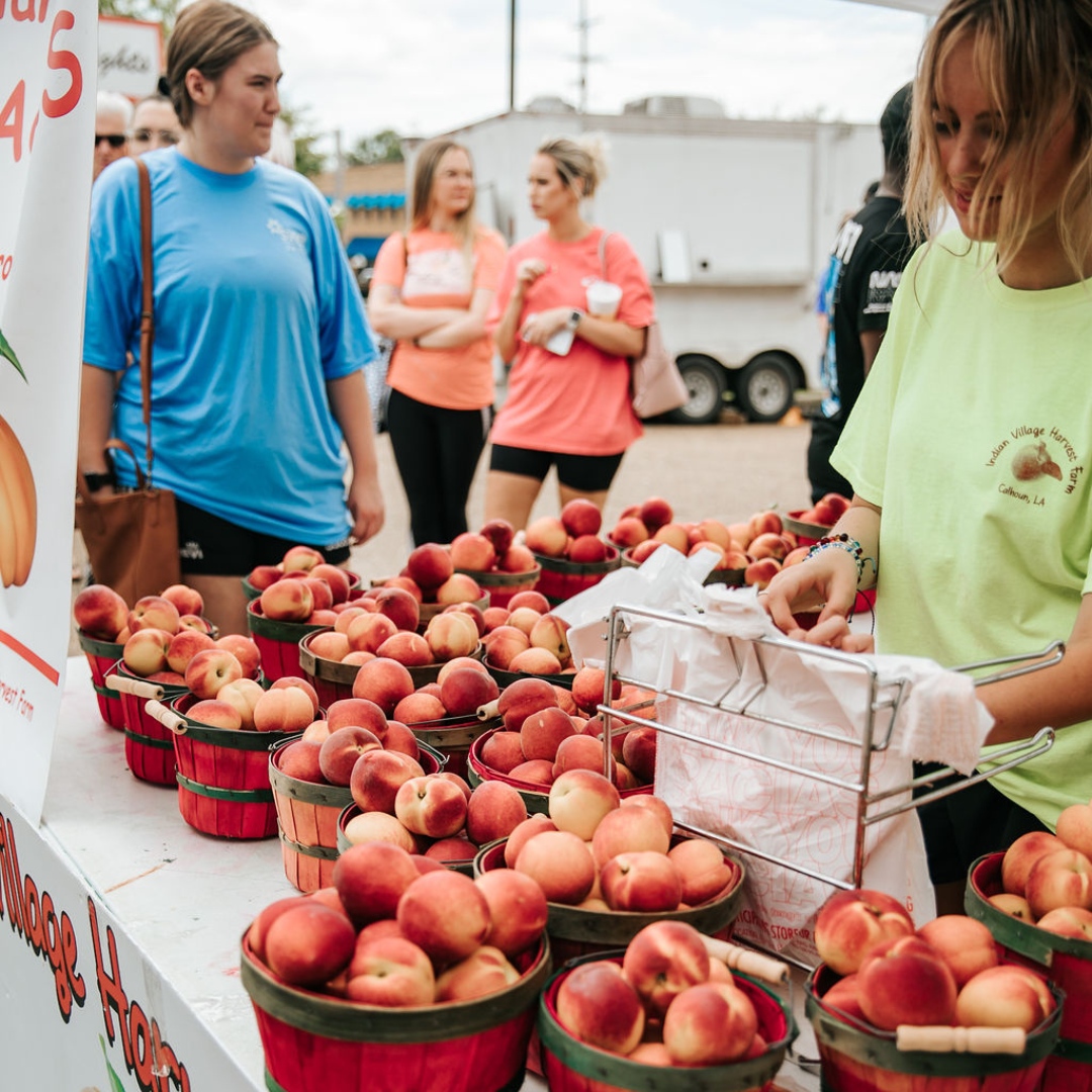 If you are out and about today during the LA Peach Fest, make sure to use #LaPeachFest! Drop your IG handles below and we'll share all your peachy content! 🍑📷