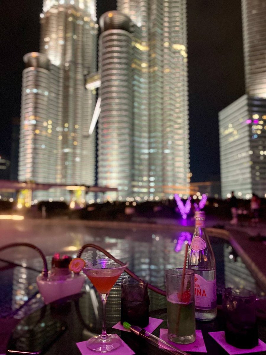 samhmwdy1's tweet photo. On a breezy night, watch the sky gradually darken and the Petronas Twin Towers gradually brighten https://t.co/K4KKrz3DI7