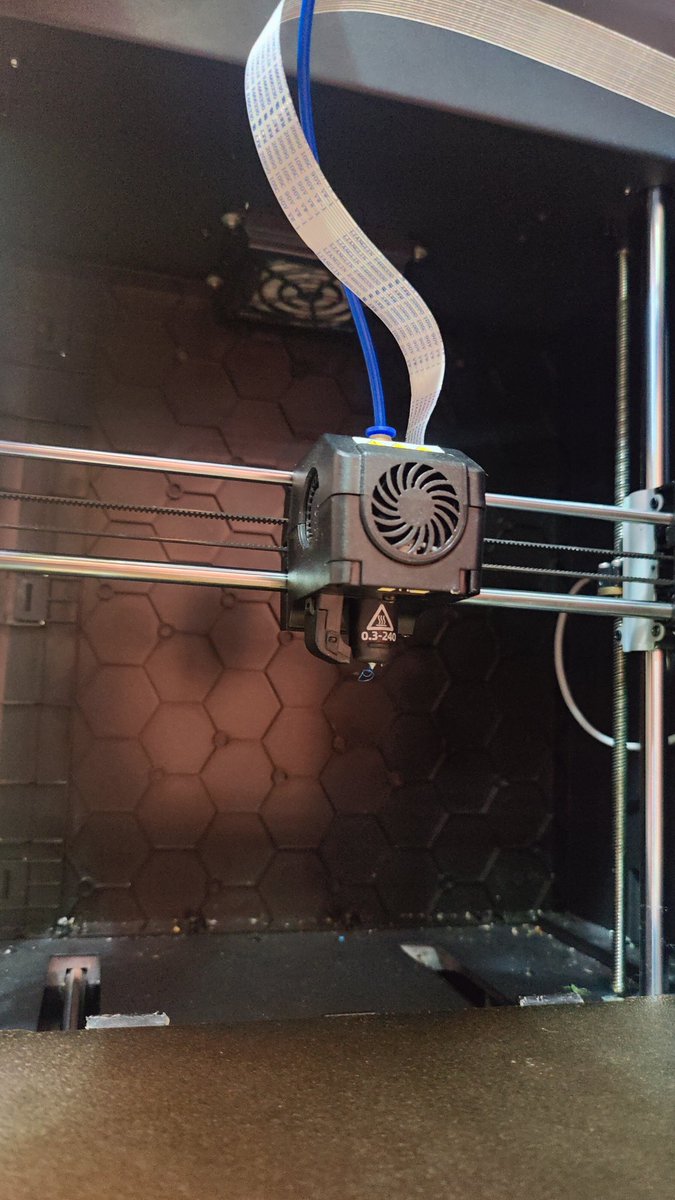 J_Skulloz's tweet photo. @ff3dprinters #Adventurer4 
Probably Over 1k hours now
Changed quite some parts on it and upgraded some myself ... Especially bowden tube , build plate and even nozzle change! https://t.co/4G3RrTduL8