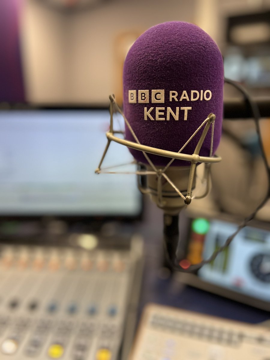 Apparently there’s some big football match on this afternoon. But I’m back in the best seat in the house, 2-6pm <a href="/BBCRadioKent/">BBC Kent</a> 📻🖤 And if Man Utd don’t win, I’ll be taking the long route home. 🤞🏻