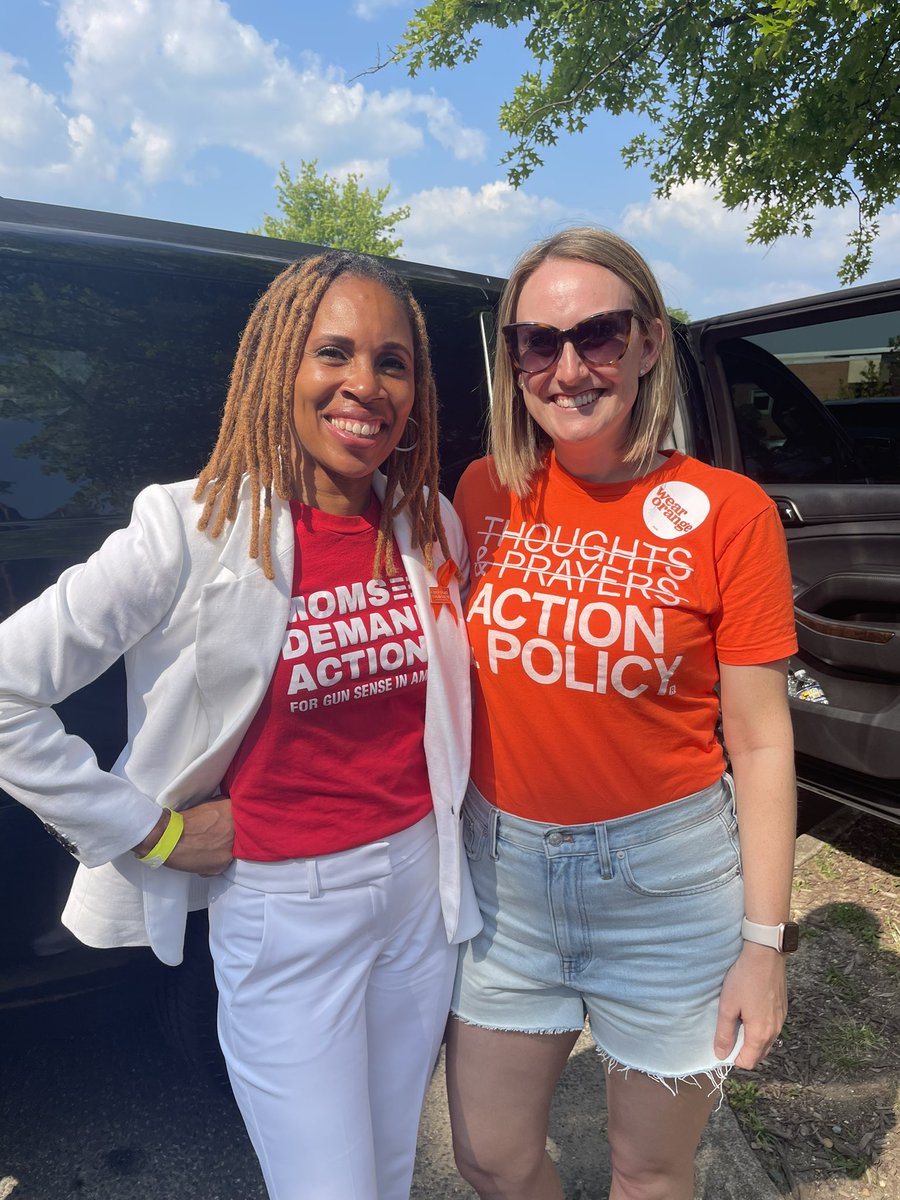 A #NationalGunViolenceAwarenessDay for the books 🧡 Hearing Madame @VP speak, meeting @FerrellZabala (#fangirling), then heading out to our #WearOrange rally with hundreds of neighbors who are demanding change! @MomsDemand #MomsAreEverywhere
