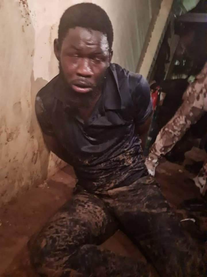 BakhdadO's tweet photo. C’est écœurant 
Notre frère Abdoulaye Wade est arrêté puis arrêté par les éléments de Moussa Fall et Antoine Ñak Jom.
Gayi li c’est trop, si on continue pas le combat ku nek na khar bissam. https://t.co/sZEcNkITv7