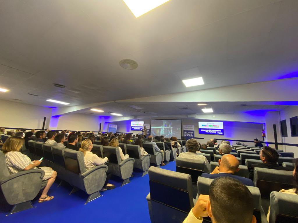 monicardcp's tweet photo. 👉🏻El pasado jueves, 1 de junio, tuvimos la grandísima suerte de disfrutar de @LucaLazzarini y su #razoptimismo en el Palacio de Congresos de Marbella.
Mucho de agradecer a @LucaLazzarini, a @BaldomeroGar, a
@citmarbella y a ti #cliente y #amigo.👏🏻👏🏻👏🏻👏🏻👏🏻 https://t.co/o3EQIfcaIF