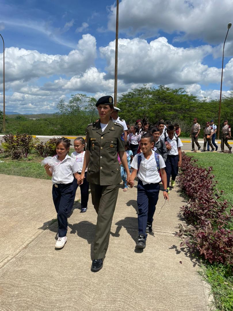 🗓️ #01Jun. Cumpliendo los lineamientos de la UMBV, nuestra Academia Militar de Oficiales de Tropa CJ. Hugo Rafael Chávez Frías, recibieron a los alumnos de la 'U.E EDUARDO ASSEF RAIDI'. En el marco del proyecto 'Los niños son protagonistas de la Historia Patria'. #NadaNosDetiene.