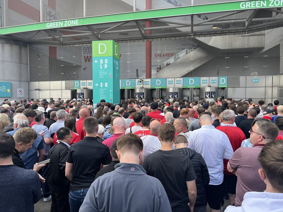 Goodbye kick off. Wembley ineptitude strikes again. Useless.

#mufc
#FACupFinal