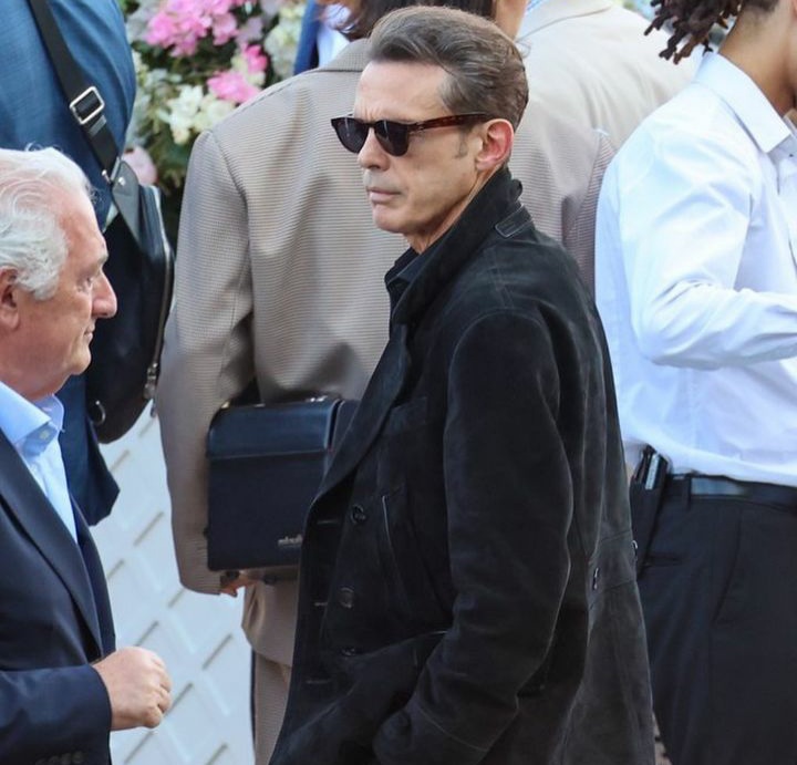 RadioTuYYoLM's tweet photo. Así  casual en Paris 🇨🇵 (Parte 1)

📸 Gtres /@europapress

#LuisMiguel 
#LuisMiguelTour2023
#LuisMigueleandoAndo https://t.co/zPtmyHzQME