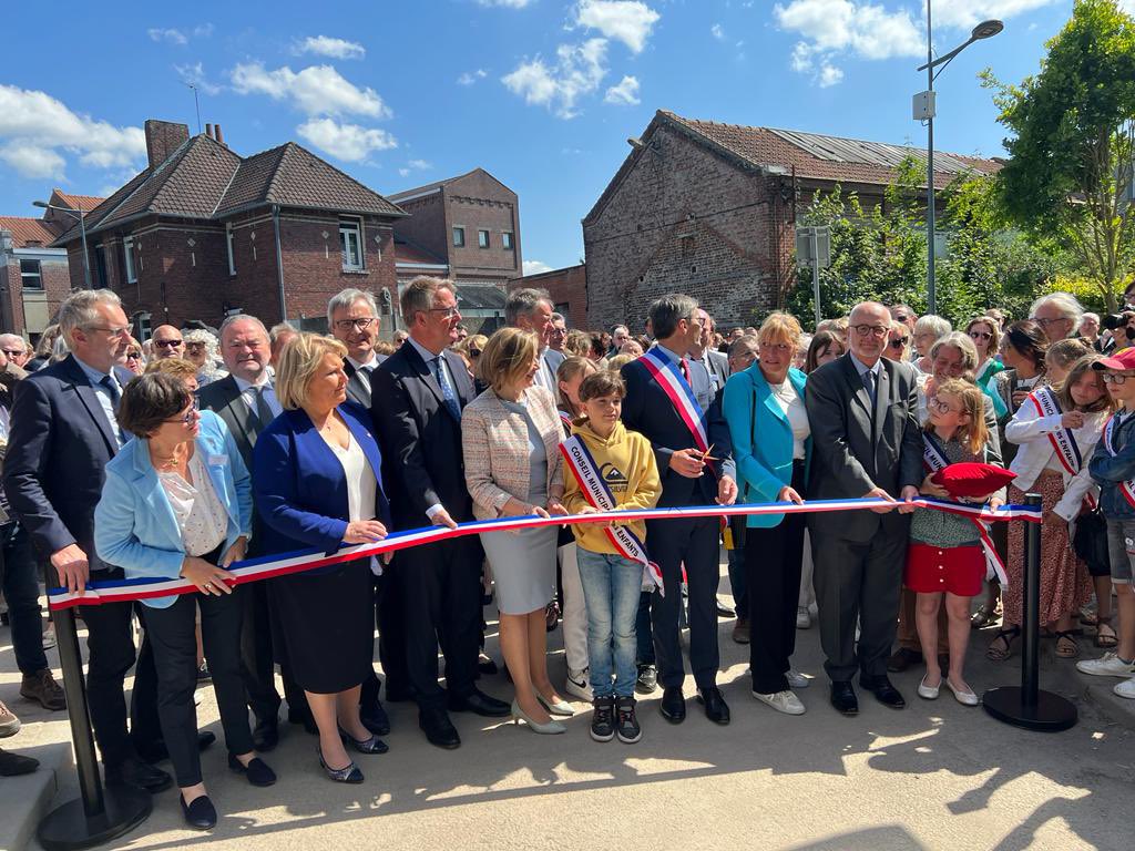MadyDorchies's tweet photo. âïžBeaucoup de plaisir Ă participer Ă #Cysoing Ă lâinauguration de la nouvelle Mairie - #MĂ©diathĂšque "Le Vivier"dans un cadre historique magnifique ,lâĂ©lĂ©gance du #Trianon
De la #culture dans un #patrimoine exceptionnel avec le soutien #volontariste de la Région @hautsdefrance https://t.co/RCCRwoAegT