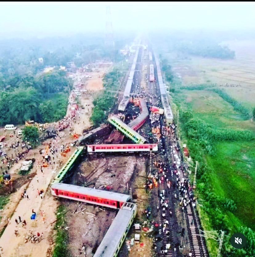 इतने बड़े हादसे का जवाबदार कौन ???
ओड़िसा में तीन ट्रेन टकराई , 290 क़रीब की मौत , 900 घायल : बेपटरी कोरोमंडल एक्सप्रेस से दूरंतों टकराई , फिर मालगाड़ी से भिड़ी ..
आख़िर इसका जवाबदार कौन ????