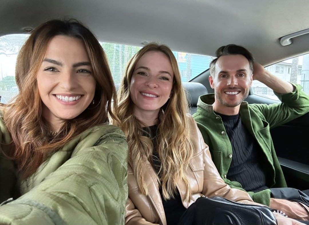 DpanabakerWorld's tweet photo. Danielle with the cast of #TheFlash and friends https://t.co/NpRRAmnzXH