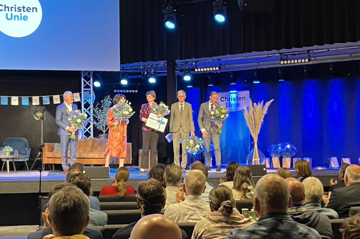 ChristenUnie (@christenunie) on Twitter photo Ons oude en nieuwe team van de <a href="/CU_EersteKamer/">ChristenUnie Eerste Kamer</a>. Bedankt <a href="/MaartenJVerkerk/">Maarten J. Verkerk</a> en <a href="/SimoneKennedy/">Simone Kennedy</a>! 🙌🏻 En succes Tineke, Hendrik-Jan en <a href="/EricHolterhues/">EricHolterhues</a>! 💪🏻 Ons oude en nieuwe team van de <a href="/CU_EersteKamer/">ChristenUnie Eerste Kamer</a>. Bedankt <a href="/MaartenJVerkerk/">Maarten J. Verkerk</a> en <a href="/SimoneKennedy/">Simone Kennedy</a>! 🙌🏻 En succes Tineke, Hendrik-Jan en <a href="/EricHolterhues/">EricHolterhues</a>! 💪🏻