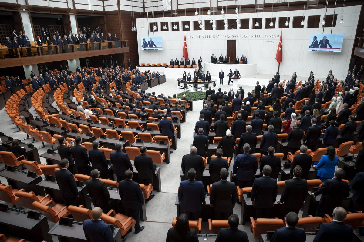 Milletin adamı yeminini etti, #TürkiyeYüzyılıBaşladı 🇹🇷

Vatanımıza, milletimize hayırlı uğurlu olsun.