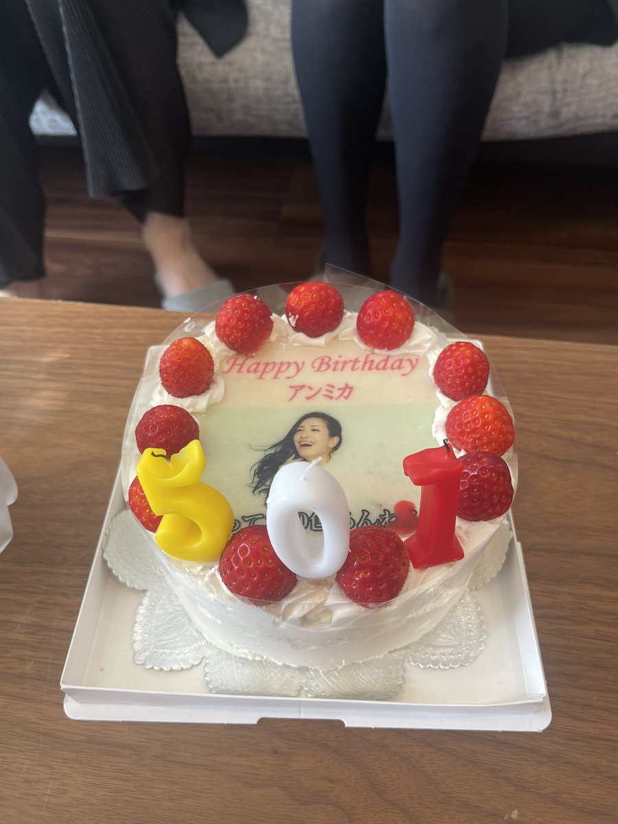 アンミカさんの51歳の誕生日をケーキで祝うつもりがロウソクの数字の桁を間違えてしまい501歳の化け物にしてしまった事をお詫び申し上げます。 喜んでくれましたw youtu.be/pIVfvqvJQvk