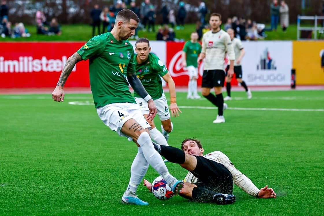 Átti Pablo ekki að fá rautt hér? 
Endaði þannig að Viktor Örn fékk gult spjald...