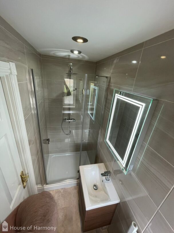 A beautiful ensuite bathroom recently designed and installed in Bury St Edmunds.  Utopia Qube furniture in Sorrento Walnut.
#ensuite #new #newbathroom #newensuite #bathroom #bathroomgoals #illuminatedmirror #bathroominspo #bathroominspiration #design

house-of-harmony.co.uk/project/bathro…