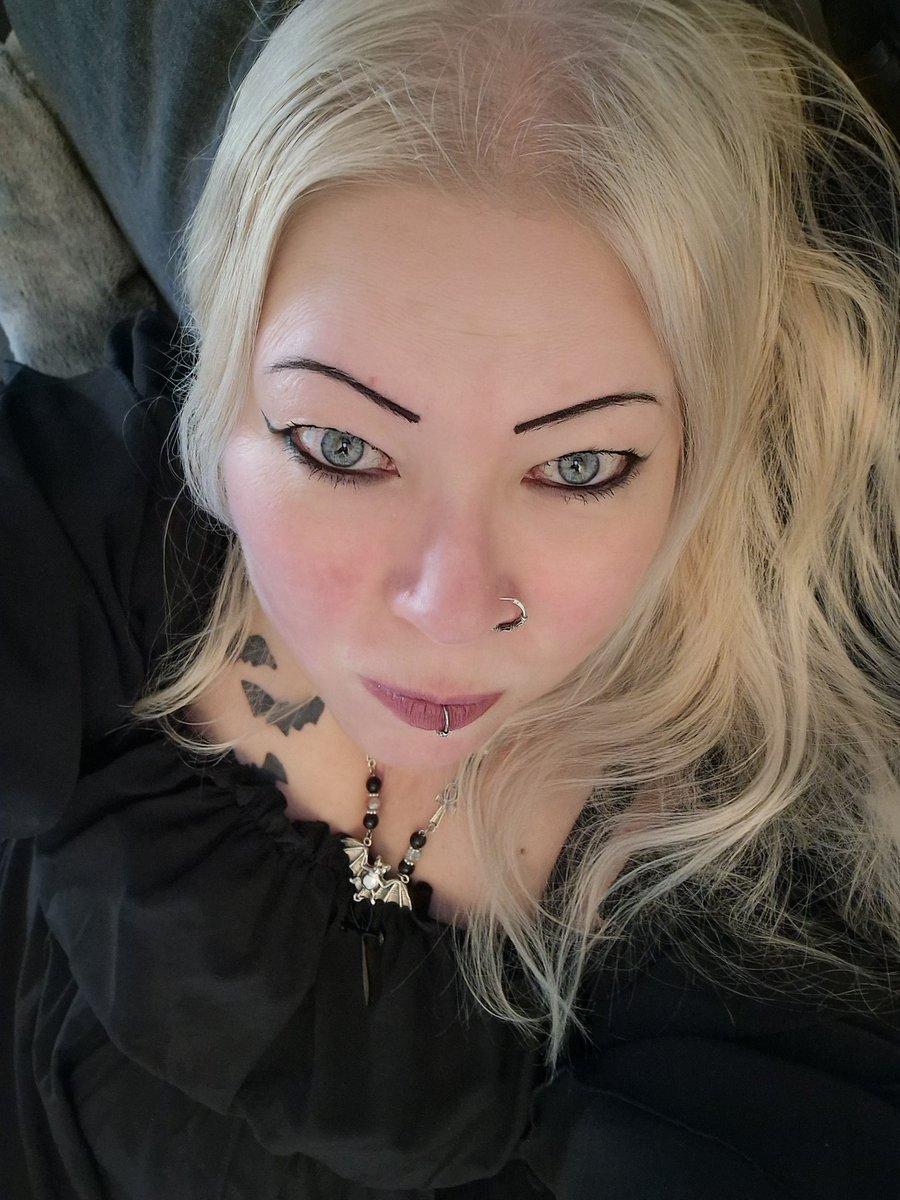 SannizL's tweet image. Have a great weekend Darklings...
My mind is everywhere right now. Mainly for Wednesday, when I got the important meeting with the surgeon/doctor.
But I have been out already. The wind was a bit cold, else sunny weather. And I didn’t blow up in dust! 😆😉

#Eldergoth #simplelook