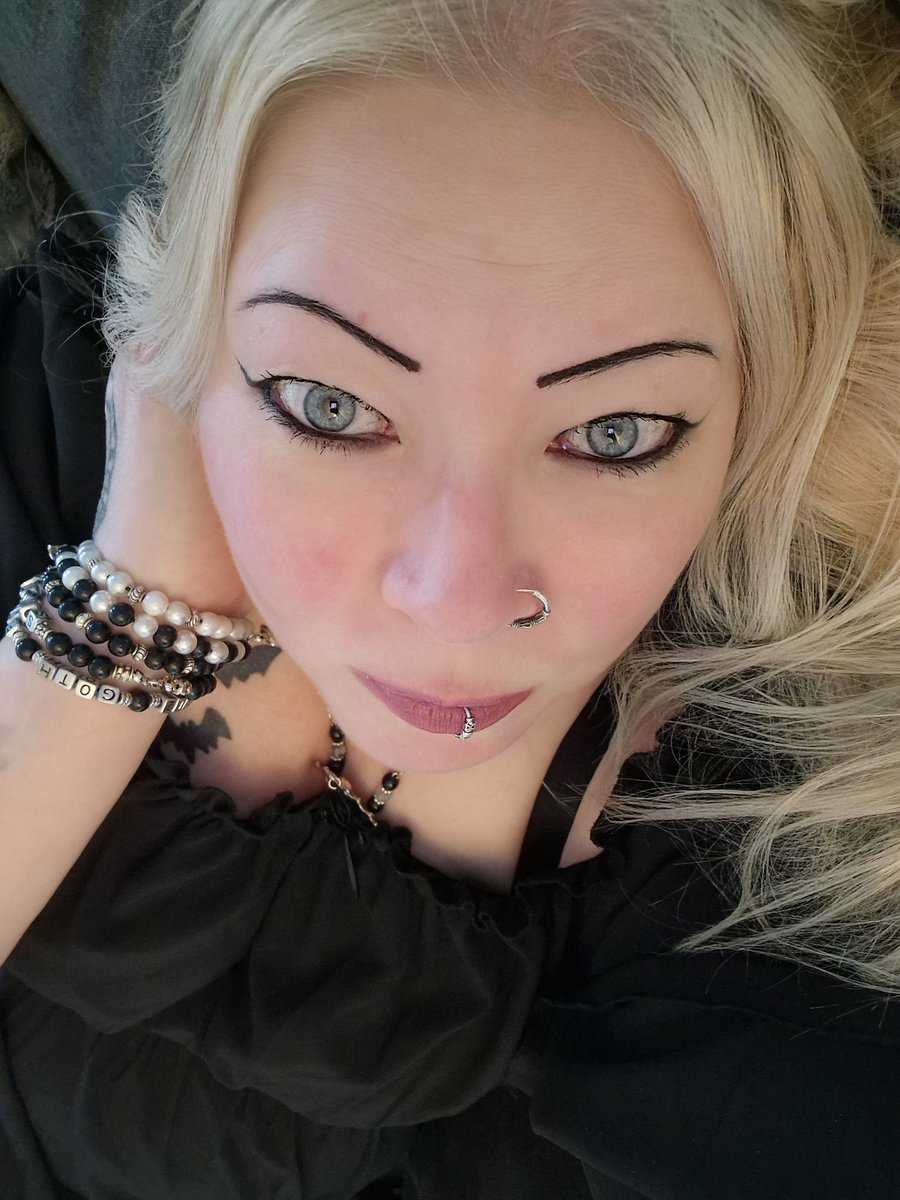 SannizL's tweet image. Have a great weekend Darklings...
My mind is everywhere right now. Mainly for Wednesday, when I got the important meeting with the surgeon/doctor.
But I have been out already. The wind was a bit cold, else sunny weather. And I didn’t blow up in dust! 😆😉

#Eldergoth #simplelook