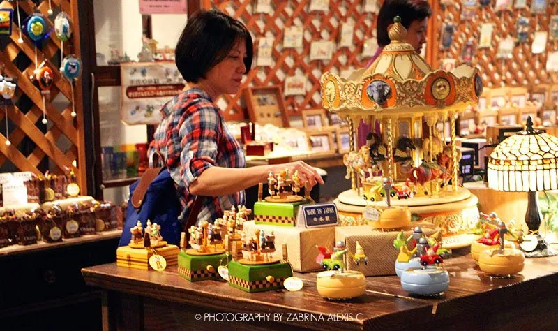 NWBS_TSI's tweet photo. [ 13:00 | #TSIKengaku | Day 3 ]

สาขา MEB เดินทางไปศึกษาดูงานที่ Okinawa Music Box Museum ซึ่งเป็นพิพิธภัณฑ์จัดแสดงกล่องดนตรีจากทั่วโลก รวมถึงกล่องดนตรีแบบดั้งเดิม ผู้เข้าชมสามารถเพลิดเพลินกับการฟังเพลงและเรียนรู้เกี่ยวกับประวัติศาสตร์และงานฝีมือ

https://t.co/tRe4quW310 https://t.co/IBKKDpVqQM