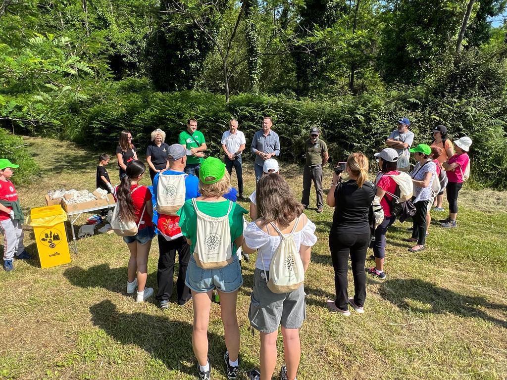 GuillermOngayo's tweet image. ♻️ Un año más, participando en el evento #Libera1m2 de la mano de @SEO_BirdLife y @ecoembes, todos unidos contra la #basuraleza
🇵🇱  Orgulloso de que, además del Montezuco de Parayas en #Camargo, hoy tengamos en #Cantabria 15 puntos de recogida más, y cerca de 250 participantes