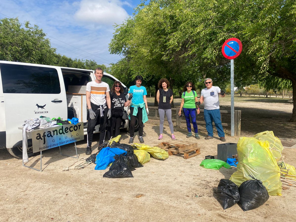 Afandecor's tweet image. 💚Más de 100kg de #basuraleza recogida y clasificada hoy en el Parque Las Presillas de Alcorcón gracias a la colaboración del equipo de voluntari@s que se han acercado hoy con nosotros a #proyectolibera  #libera1M2 
¡Equipazo! @SEO_BirdLife @ecoembes @AytoAlcorcon