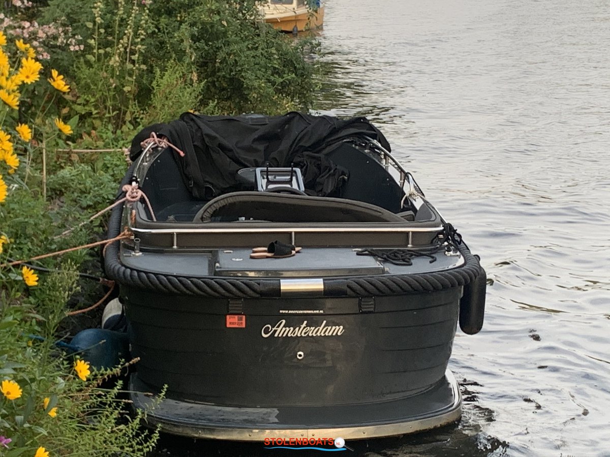 stolenboats's tweet photo. #Gestolen te Amsterdam tussen 31/5 en 2/6: Zwarte Primeur 570 #sloep "BUPPY" met zwarte dektent en grijze kussenset. 20pk Honda buitenboordmotor in bun. Zie: https://t.co/Oe3LX6U8RR #vermist #gezocht #gestolenboot #stolenboats https://t.co/yWY69OWOTN