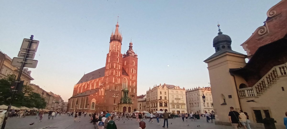 @DailyPicTheme2 🤩Wonderfully tall bell tower(with LOADS of stairs to climb) in the centre of Kraków 🇵🇱 

#Polska
#Krakow 
#Poland
😍
