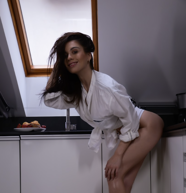 phephetblue's tweet photo. Maybe cooking smth together?😈 #Cooking #girlskissing  #onlyfansgirl #onlyfan #FreePicks #eating https://t.co/VHtglNEAxi