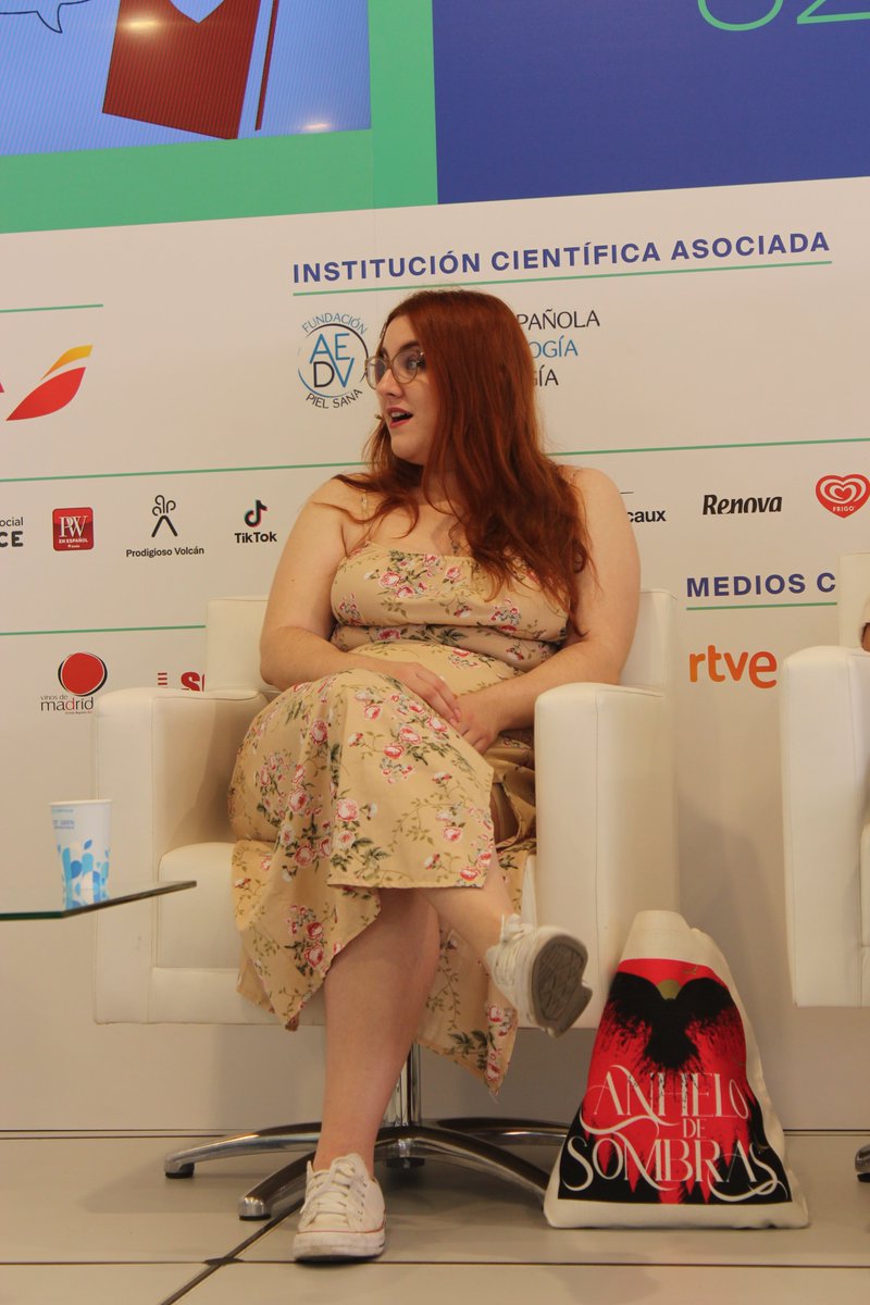 LitConMadrid's tweet image. #LCM2023 en @FLMadrid | @NiloaGray: «La #romántica es uno de los géneros más importantes y que más vende».
#FLMadrid23