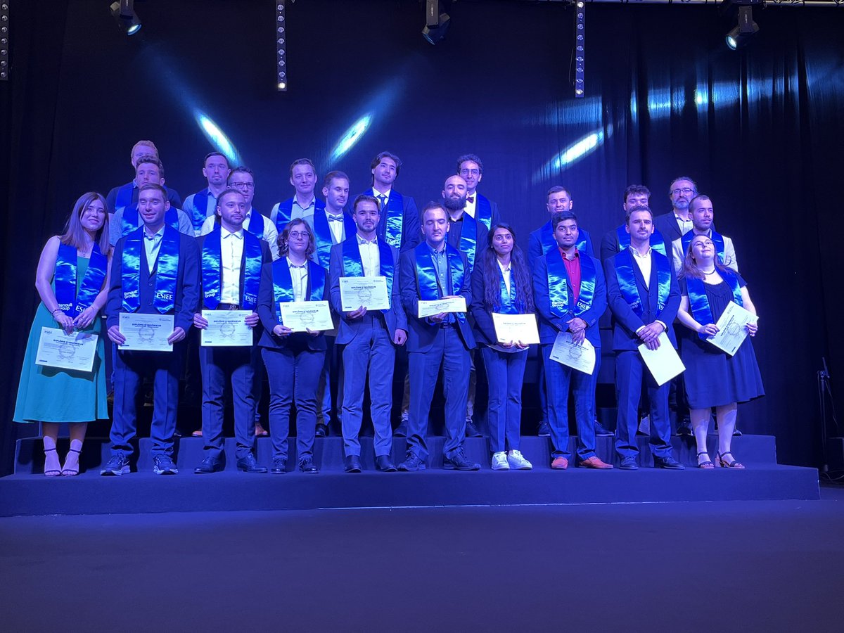 ESIEEPARIS's tweet photo. [Remise des diplômes] 👨‍🎓👩‍🎓 Bravo aux 500 nouveaux #ingénieurs @ESIEEPARIS diplômés aujourd’hui
#promo2022 #formation #ingenieur #remisedesdiplomes https://t.co/a9zVJVW2tB