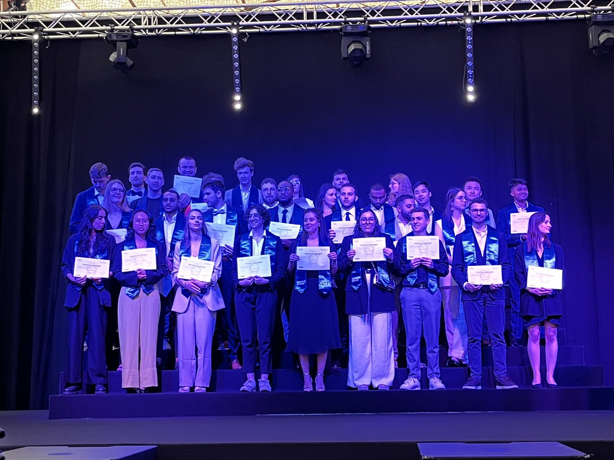 ESIEEPARIS's tweet photo. [Remise des diplômes] 👨‍🎓👩‍🎓 Bravo aux 500 nouveaux #ingénieurs @ESIEEPARIS diplômés aujourd’hui
#promo2022 #formation #ingenieur #remisedesdiplomes https://t.co/a9zVJVW2tB