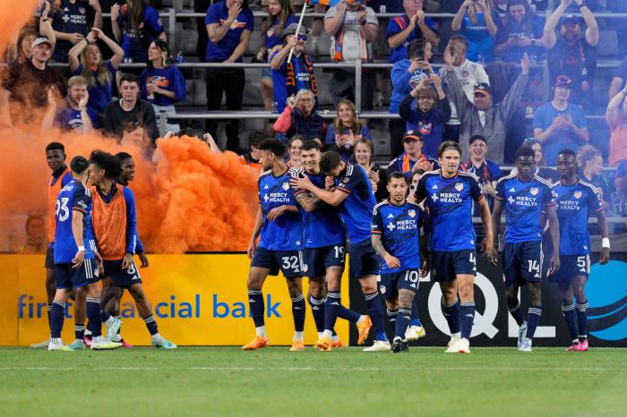 PlanetSportcom's tweet image. There are 13 juicy MLS fixtures to sink your teeth into on Saturday night with all the action televised on Apple TV - and FC Cincinnati, Philadelphia Union and Colorado Rapids make up our Planet Sport MLS weekend accumulator. #tips #mlstips #MLS 
planetsport.com/soccer/tips/ml…