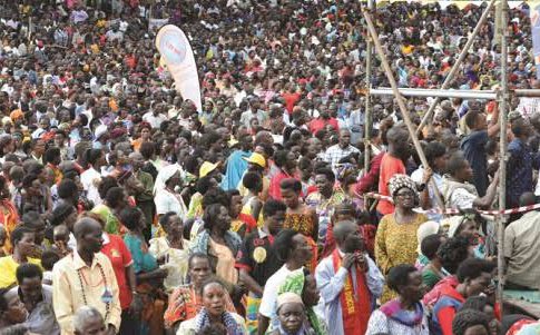 DanielLutaaya's tweet image. On the Left is where pilgrims who walked for 3 months to get to Namugongo sit.
On the Right is where Mps, ministers, politicians and rich people who were driven in air conditioned cars to Namugongo sit.
NB; This is the house of the Lord and all of us are “equal.”
