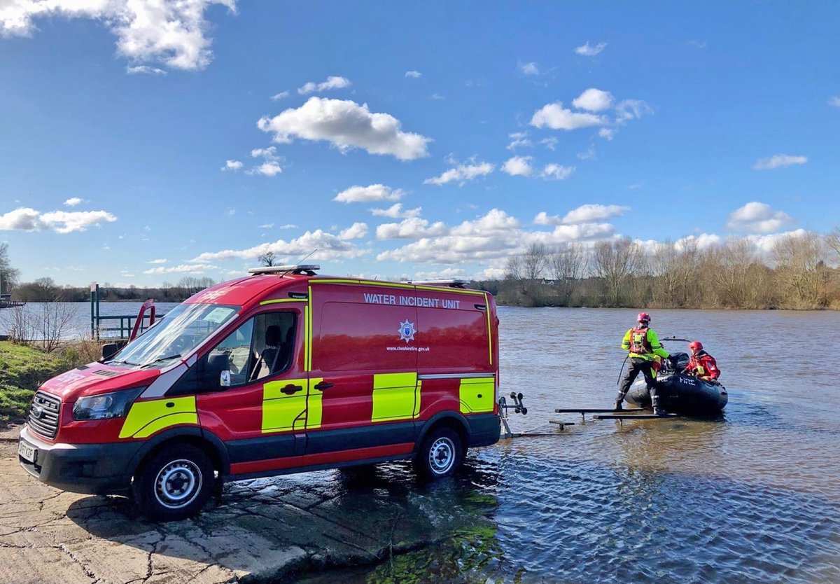 Rivers, quarries and lakes may feel warm on the surface but just a few feet below it can be icy cold - and very quickly and seriously affect your stamina and strength. Stay safe in and around water 👉 orlo.uk/O7PrY #BeWaterAware #RespectTheWater