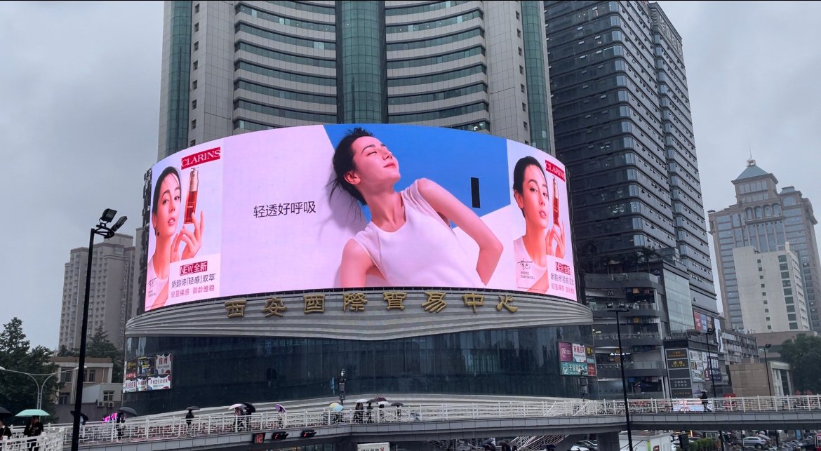 xql's ads appeared on the same 3D Large Screen at Xiaozhai International Trade Center in Xi'an. seeing their ads on a big screen are so pleasing to the eyes 💓

cr. Magique-J

#YangDi #洋迪