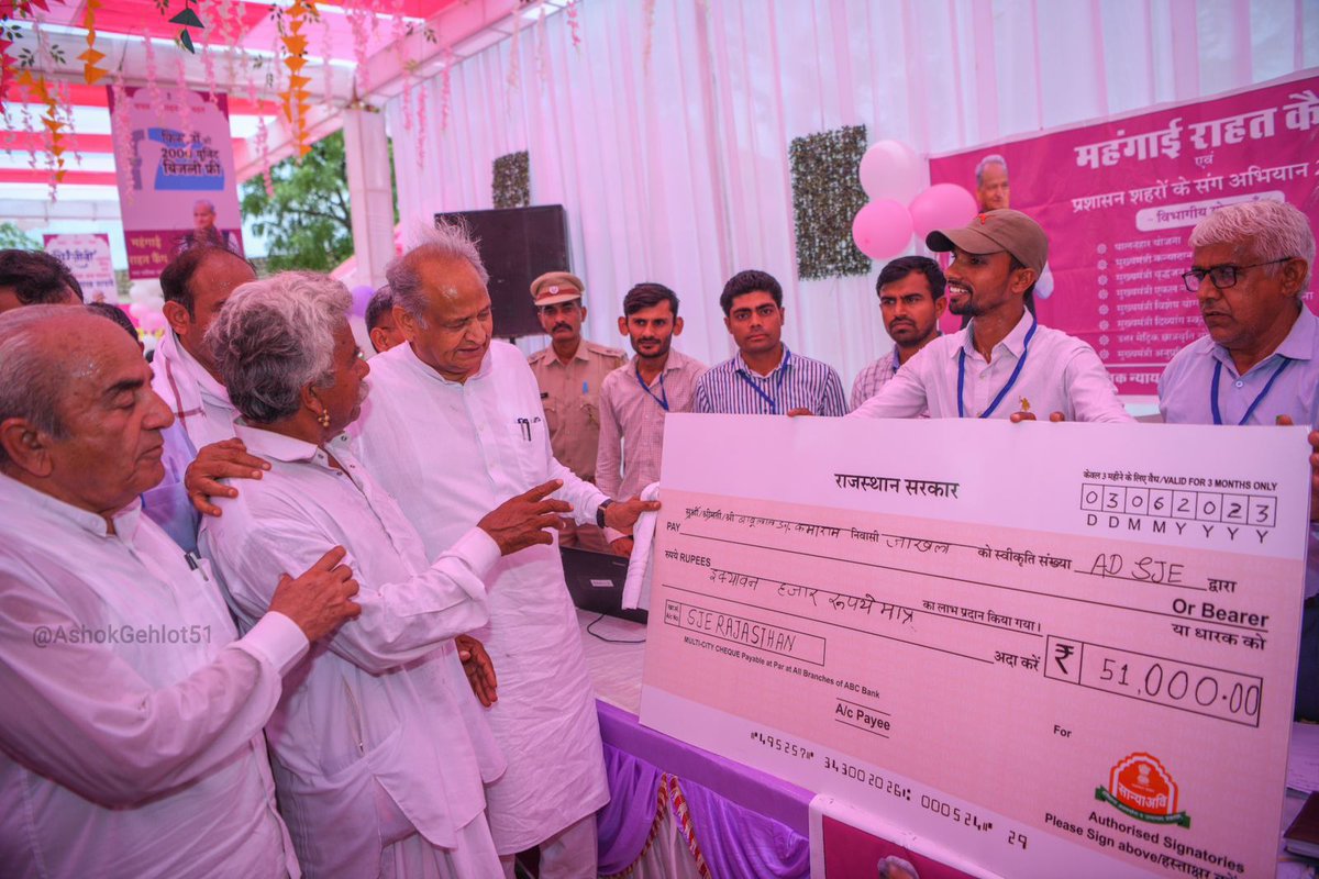 ashokgehlot51's tweet photo. खुशी- उम्मीदें पूरी होने की
खुशी- बुढ़ापे में राहत की
खुशी- महंगाई से राहत की

सांचौर #महंगाई_राहत_कैंप में अवलोकन व विकास कार्यों के शिलान्यास/लोकार्पण कार्यक्रम में सामाजिक सुरक्षा व बढ़त की ये तस्वीर आज निश्चिंत होते राजस्थान के दृश्य को प्रदर्शित कर रही है। https://t.co/YWpFgi6tzP