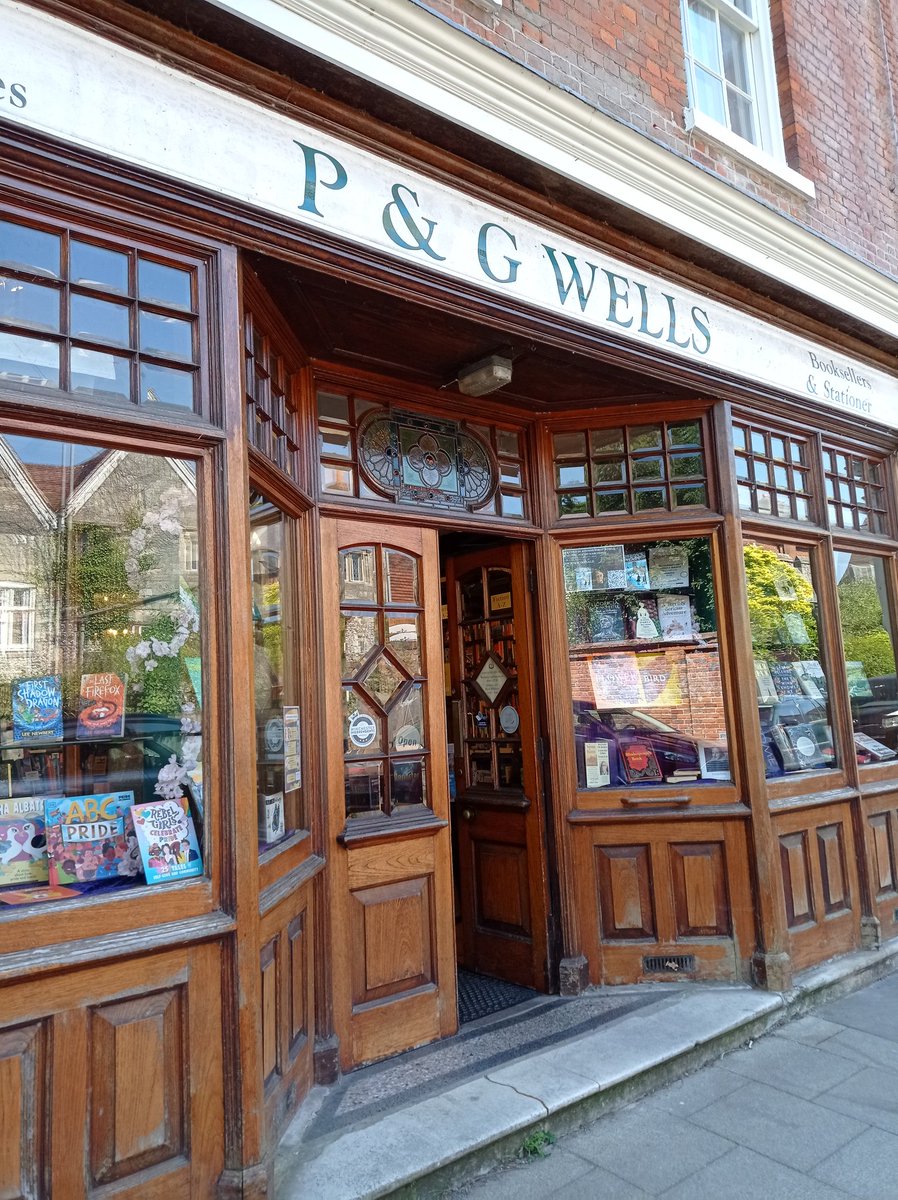 Good morning from sunny College St.

#Winchester #Independentbookshop 
#kingsgatevillage