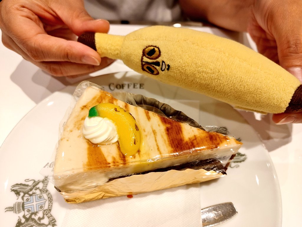 mamebanasura's tweet photo. #バナ夫 #京都 #INODACOFFEE #イノダコーヒ #老舗喫茶 #喫茶店
Portaにあるイノダコーヒさんに行きました。レモンパイが大きくていつも気になってたんです。上はムースでレモンの風味がさっぱりとしていて美味しかったです!バナナムースも…バナ夫さん?共食いになっちゃうよ!! https://t.co/QG6eMGvpSG