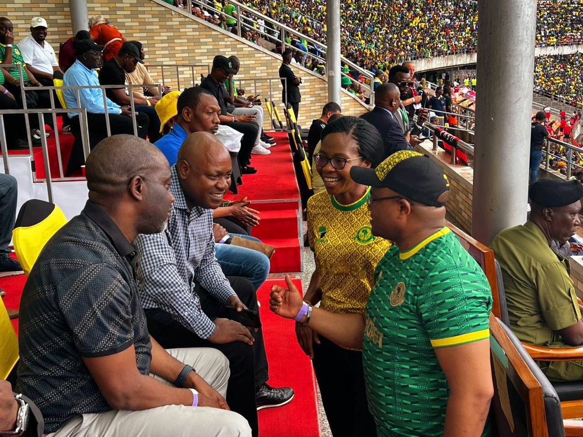amnsekela's tweet photo. Jumapili iliyopita tulikua na nyinyi tukiwashangilia kwa nguvu katika mchezo wenu wa kwanza wa fainali ya kombe la Shirikisho.  Leo hamtosikia sauti zetu nyingi lakini tambueni kuwa dua zetu zipo na nyinyi.  Kila la heri @yanga katika mchezo wa leo.
#Whynotyou? https://t.co/fYMV1aHLfT