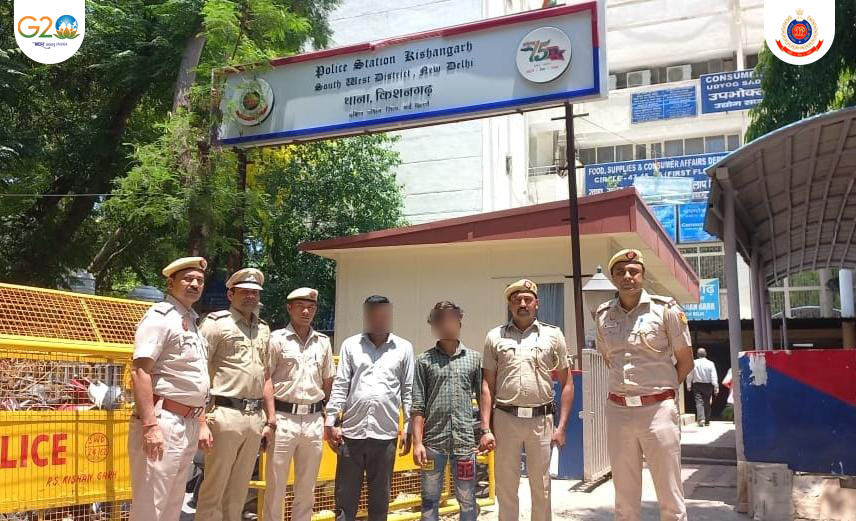 The team of P.S. Kishangarh felicitated by @CPDelhi for solving sensational robbery case within 20 hrs. 02 accused persons arrested & robbed money i.e. Rs. 34.48 Lakhs recovered.

@dcp_southwest 
#DelhiPoliceUpdates
