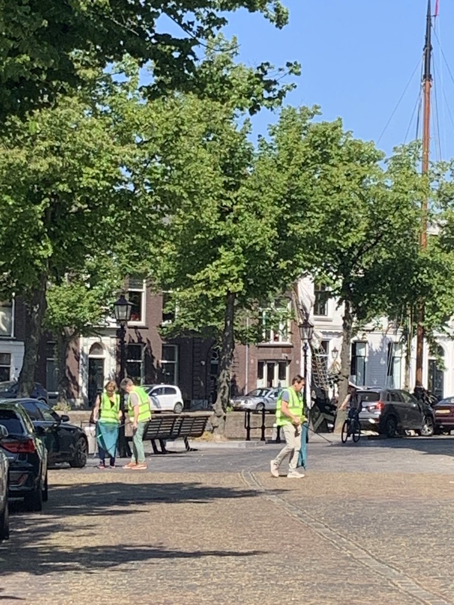 RotaryDeVeste's tweet photo. Vandaag zijn we weer op de been voor de ‘End plastic soup now!’ actie. Fijn om zo een klein steentje bij te dragen aan de leefbaarheid van onze mooie stad!
#endplasticsoup #rotary #schiedam #deveste #duurzaamheid https://t.co/pjq4qyFvkn