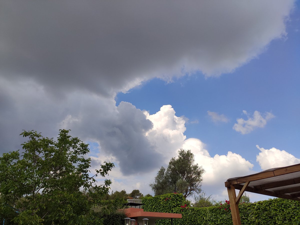 NoEmBarrufa's tweet photo. @meteollac @meteocat @TomasMolinaB @Vakapiupiu @meteorac1 @Abelunimbus @MeteoMauri @eloicordomi He fet aquesta foto des de casa fa 10 minuts... https://t.co/eemfama0RT