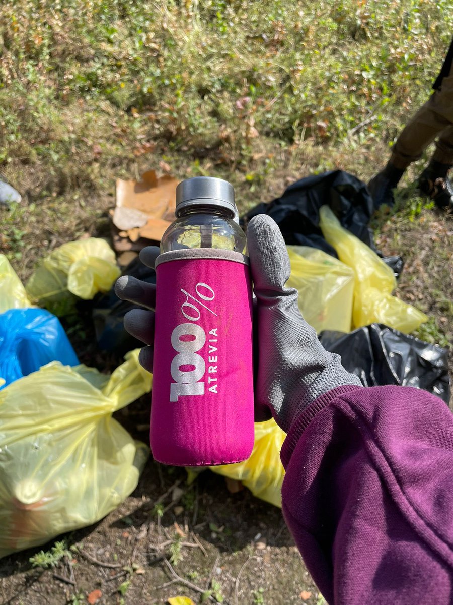 asunsoriano's tweet image. Hoy el equipo de voluntarios @Atrevia hemos venido a Laguna El Campillo a sumarnos a iniciativa #LIBERA1M2 de @SEO_BirdLife y @ecoembes.A recoger basura y limpiar un poco el entorno.Una gozada compartir momentos de colaboración y conciencia con gente espectacular #stopbasuraleza