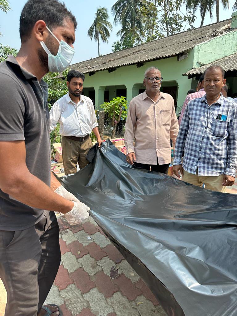 SewaGatha's tweet photo. घटनास्थल पर जीवित बचे लोगों के लिए भोजन पानी हो या फिर गंभीर रूप से घायल यात्रियों के लिए खून की व्यवस्था, हर मोर्चे पर संघ के स्वयंसेवक डटे हुए हैं। https://t.co/a0KJF9KOEa